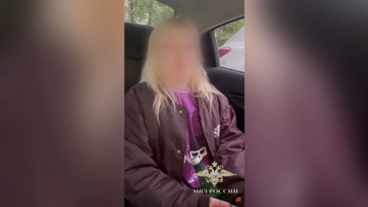 Петербургского недоблогера, помочившегося на паспорт, задержали: Петербург слезам не верит?