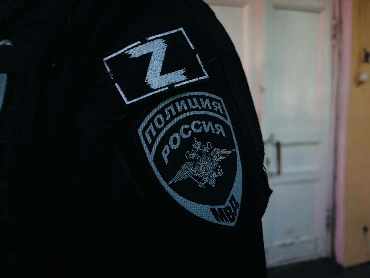 Полиция ищет сорвавших Знамя Победы с дома на улице Танкиста Хрустицкого