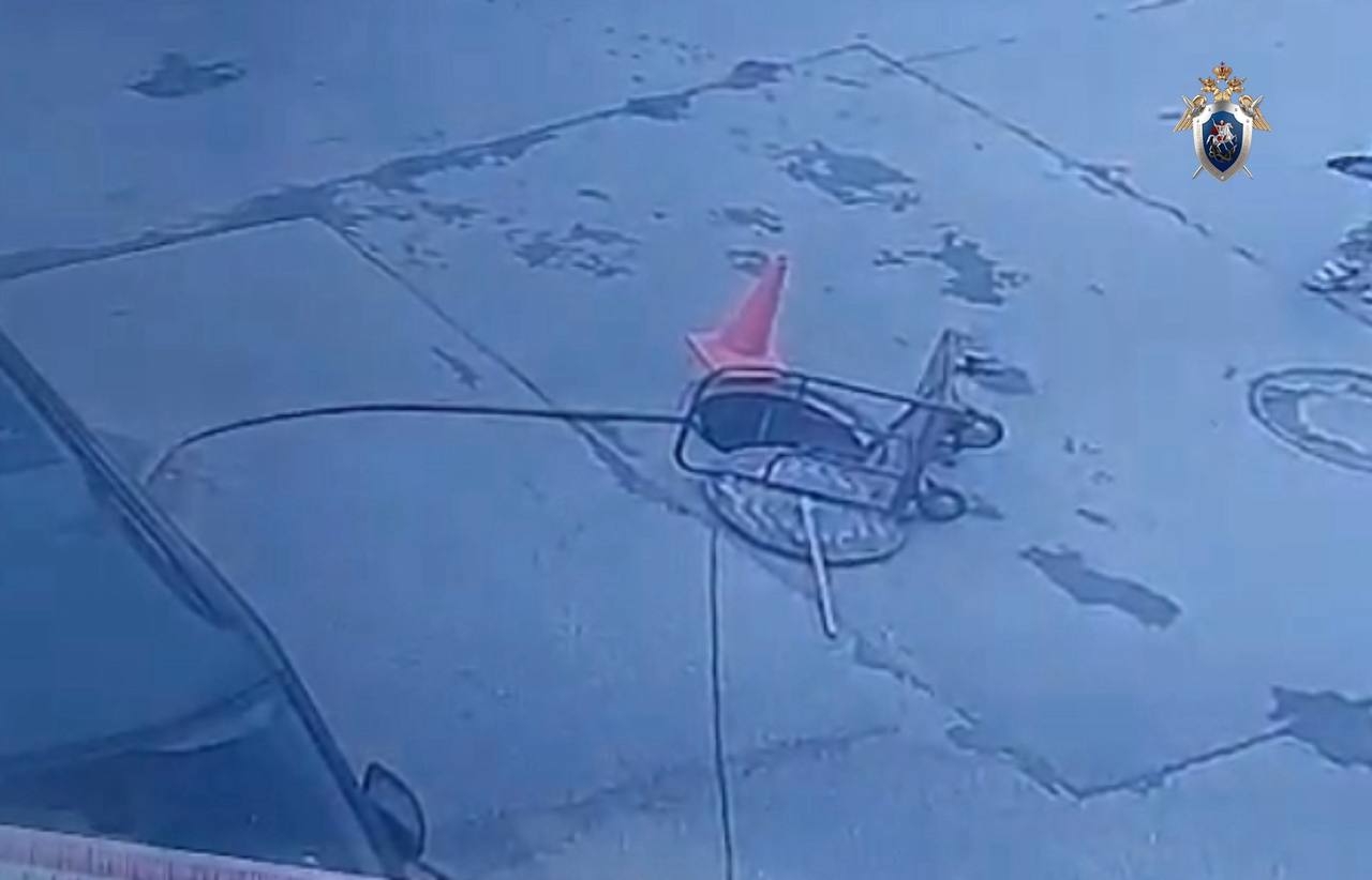 Прокуратура и СК заинтересовались падением ребенка в люк на Октябрьской набережной