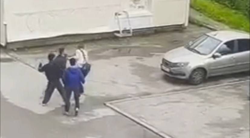 Семью избившего подростка на Большевиков 13-летнего мигранта выдворили из РФ